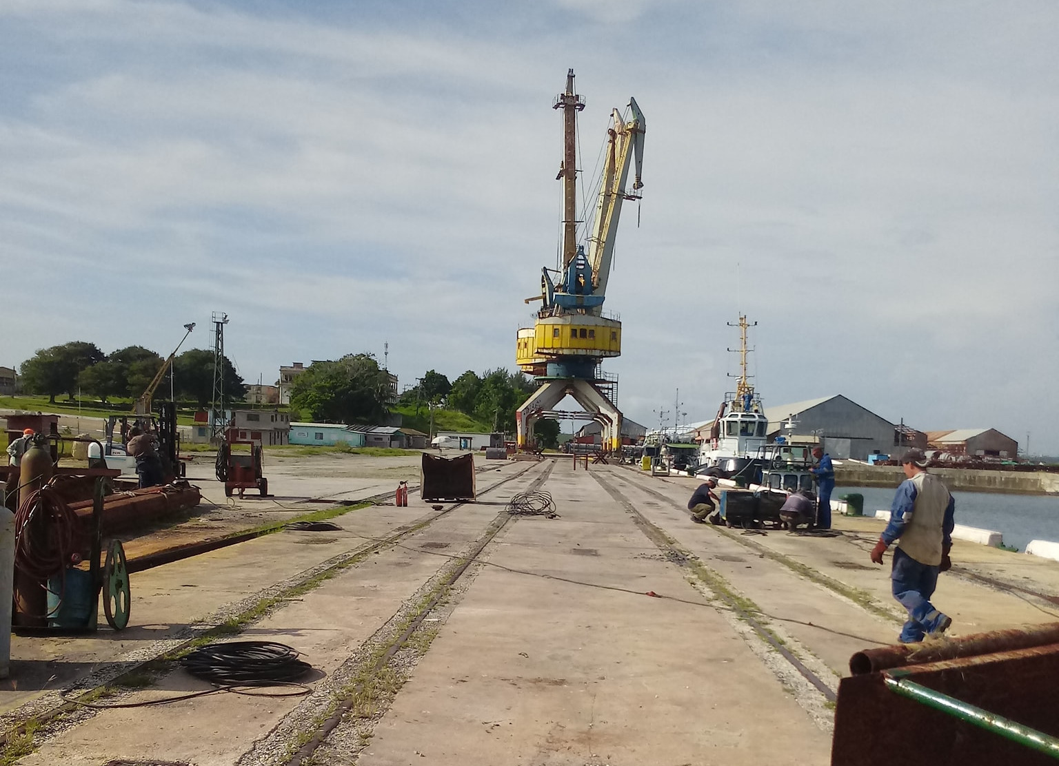 Foto: Tomada de Facebook Mantenimiento en instalación de atraque para barcos de gran calado en Nuevitas