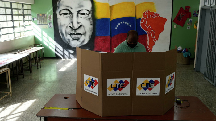 El resultado electoral otorgó la victoria mayoritaria al gobernante PSUV que se alzó con 20 de las 23 gobernaciones del país, con base en el 90,21% de transmisión de las actas totales. Foto: Tomada de sputniknews.com Resaltan triunfo de socialistas venezolanos en elecciones