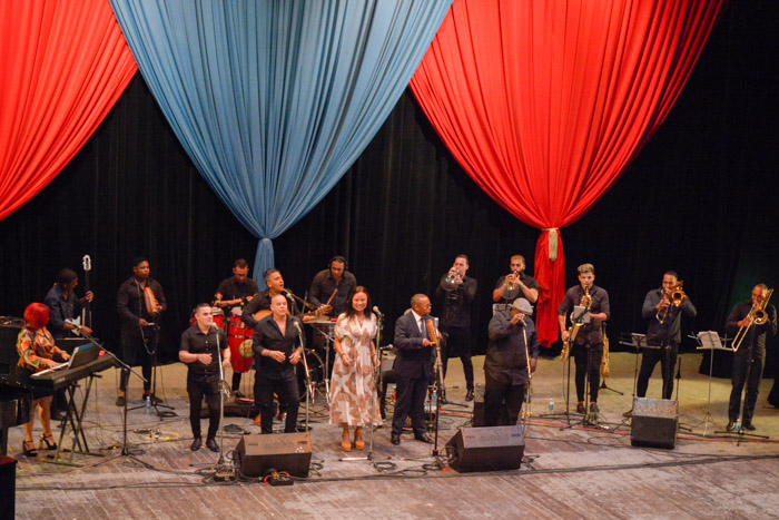 In the eighth edition, in December 2019, the opening gala of the Fiesta del Tinajón at the Teatro Principal was a tribute to El Caballero del Son and the 35 years of his orchestra. There was no shortage of topics And what do you want them to give you, No one is going to love you like me and The roads of Ifa. Photo: Alejandro Rodríguez Leiva / Adelante
