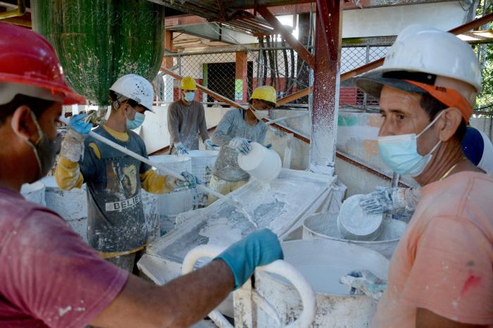 Las primeras fuentes de creación de las Mipymes privadas serán los actuales negocios de trabajadores por cuenta propia, que tienen una amplia contratación de personal. Foto: Tomada de granma.cu Cuba avanza el perfeccionamiento de su economía