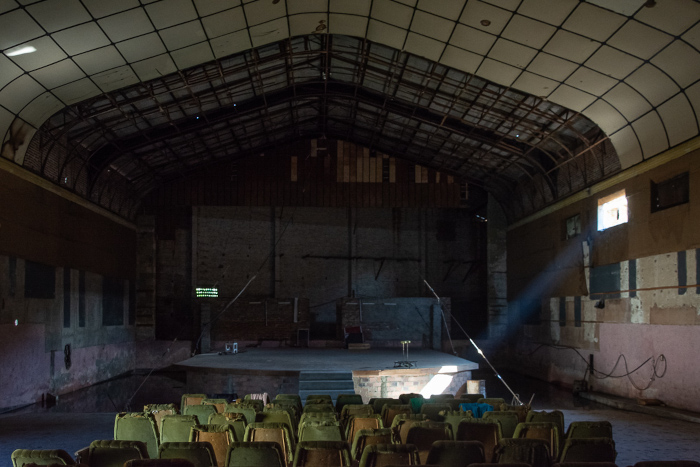 Desde esta semana comenzará a cambiar la imagen de la sede del Circo Areíto, por la reparación asumida por el artesano-artista Alexander Marrero. Fotos: Leandro Pérez Pérez/ Adelante El Circo Areíto quiere despegar