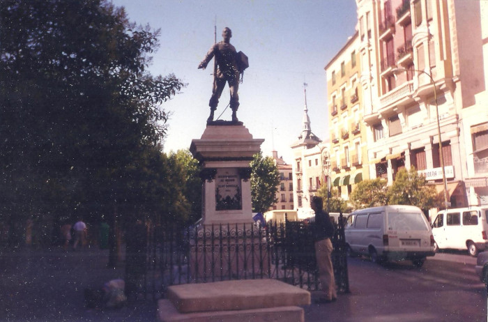 El autor del texto visitó la Plaza Cascorro, en Madrid, como confirma la foto, cortesía de él.