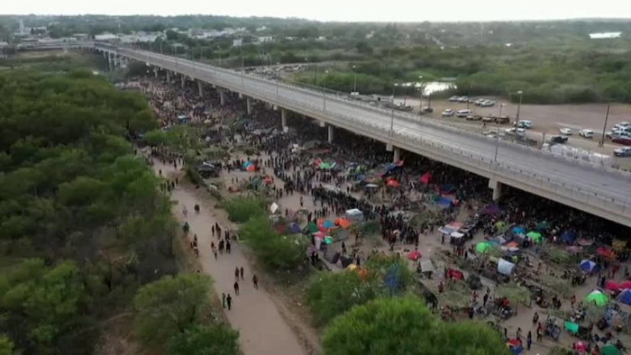 Más de 10.000 personas migrantes, en su mayoría procedentes de Haití, permanecen refugiadas en un campamento temporal, en condiciones de hacinamiento y falta de medios, situado debajo de un puente en el sur de Texas. Foto: Tomada de abc.es
