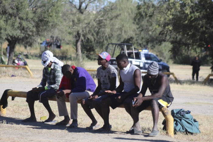 Los últimos migrantes haitianos que acampaban desde hace una semana en plena frontera con Estados Unidos levantaron este viernes su campamento, tras un acuerdo con autoridades mexicanas que los reubicaban en un albergue. Foto: Tomada de jornada.com.mx Amarga experiencia de haitianos en la frontera de México y EEUU