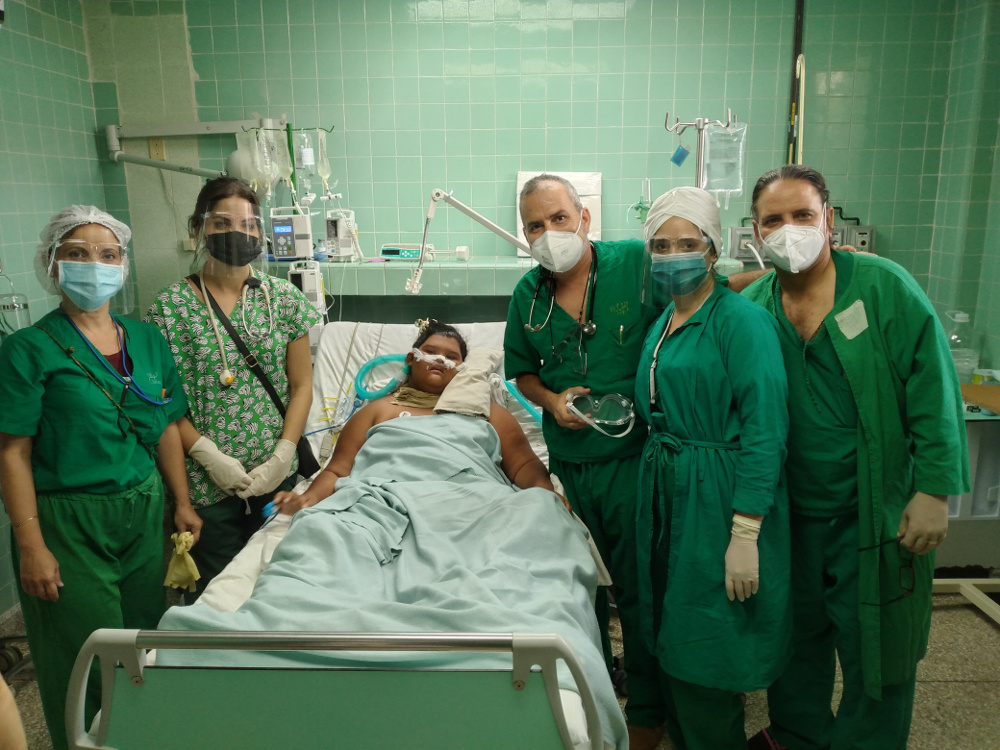 Yailin es una especie de amuleto en los celulares, es la prueba del tesón, es una niña recuperada. “Por eso nos hicimos esta foto, su vida es un logro de nuestra medicina”, asegura el Dr. Sánchez Medina.
