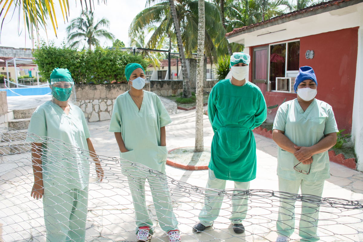 De izquierda a derecha la Dra. Danay, la Licenciada en Enfermería Yaneseily, el Dr. Alberto y la Licenciada en enfermería Rosa María desde la Zona Roja de la Villa Azucarera.