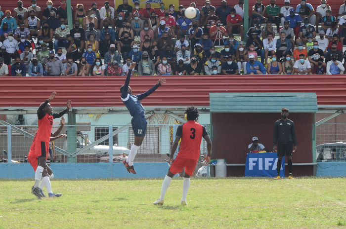 Fotos: Leandro Pérez Pérez/ Adelante Doblete de Samuelvis concreta tres punto ante los Tiburones