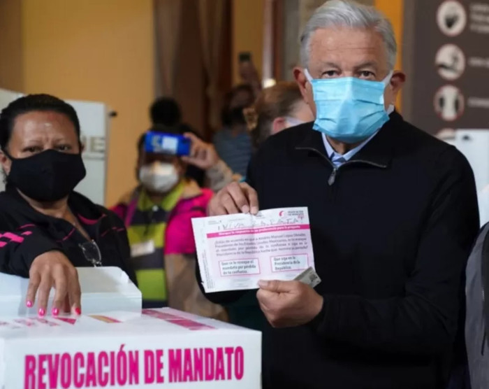 AMLO escribió "¡Viva Zapata!" en su papeleta al no querer votar por ninguna de las dos opciones y preferir que sea contabilizada como nula. Foto: Tomada de bbc.com López Obrador: Triunfó de la democracia participativa mexicana