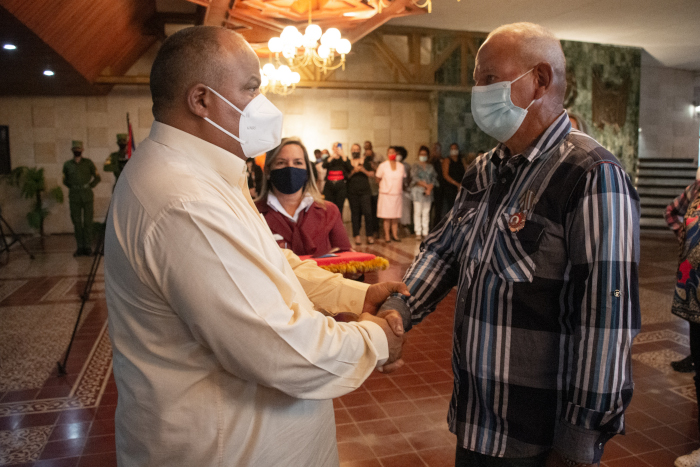 Edelso Barrera Varona, obrero vinculado a la UBPC La Unión, de la Empresa Triángulo No.3, recibió la Orden Lázaro Peña de III Grado, y le fue impuesta por Federico Hernández Hernández, miembro del Comité Central del Partido, y su primer secretario en la provincia. Foto: Alejandro Rodríguez Leiva/ Adelante Reconocen a trabajadores en Camagüey