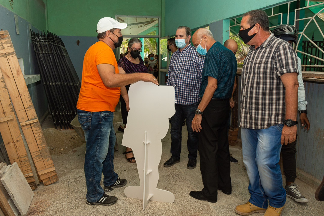 La Universidad de Camagüey promueve proyectos con la Empresa Agroindustrial de Granos Ruta Invasora en función de la diversificación productiva, y esta ejecuta en el centro educacional una cafetería-restaurante y minindustria, obra que constató el Ministro, al igual que el Organopónico Universitario.Foto: Leandro Pérez Pérez/Adelante