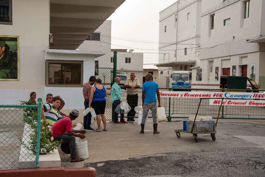 La empresa Lácteos Camagüey, como ya es habitual, abrió sus puertas a los vecinos de la zona para que se abastezcan de agua, pero esta vez dicen que es el día entero sin parar. Un gesto digno de admirar y reconocer por todos.