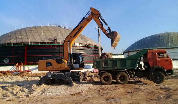 Fuerzas de diversos organismos trabajan intensamente en labores de limpieza y escombreo en la Base de Supertanqueros, siniestrada por el incendio de grandes proporciones del pasado 5 de agosto, ocasionado por una descarga eléctrica. Foto: Ventura de Jesús García  Evalúan recuperación en  Base de Supertanqueros