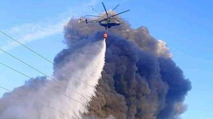 Son aeronaves de la Fuerza Aérea Revolucionaria que llevan colgados una especie de canasta con 2 500 litros de agua recogida en la bahía de Matanzas. Foto: Tomada de acn.cu Enfrentamiento al incendio de Matanzas en su cuarto día