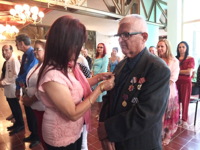 En la Plaza de la Revolución Mayor General Ignacio Agramonte y Loynaz, maestros con más de 40 años en el sector, alfabetizadores, internacionalistas, investigadores y  metodólogos recibieron la Orden Frank País García de Primer Grado que otorga el Consejo de Estado de la República de Cuba. Foto: Tomada de cadenagramonte.cu Camagüey distingue a sus mejores educadores