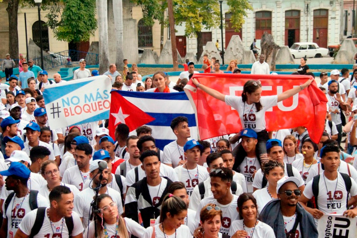 Delegados al X Congreso de la FEU participaron en una trovada antimperialista, el evento concluirá el martes con una sesión plenaria donde se conmemorará el centenario de la organización. Foto: Yuri Díaz Caballero/ ACN Resaltan papel de los universitarios en el desarrollo nacional