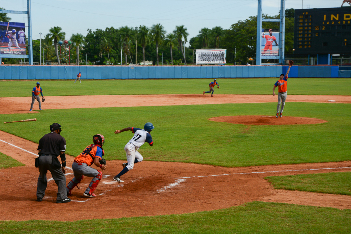 Toros caen ante los Gallos en errático debut 