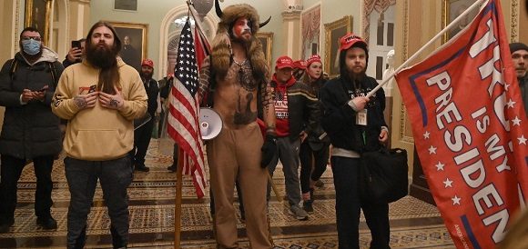 La Cámara de Representantes y el Senado de EEUU, en receso de emergencia ante el ingreso de manifestantes seguidores del presidente Donad Trump al Capitolio, el edificio sede del Congreso federal en Washington. Foto: Saul Loeb / AFP