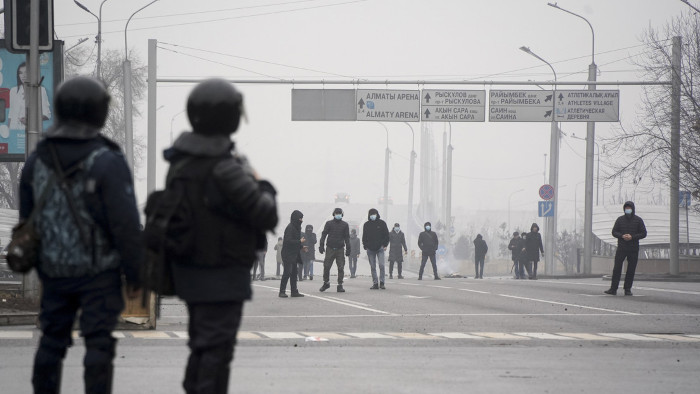 Manifestantes se reúnen frente a la línea policial durante una protesta en Almatý, Kazajistán, el 5 de enero de 2022. Foto: Tomada de rt.com Agradece presidente de Kazajastán envío de fuerzas de paz