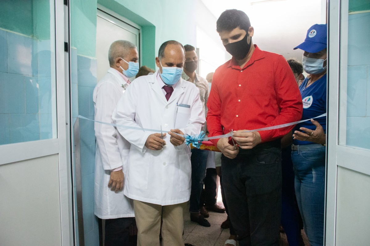 El Dr. Carlos y Manuel Eduardo, dos de sus hijos cuando cortaban la cinta.