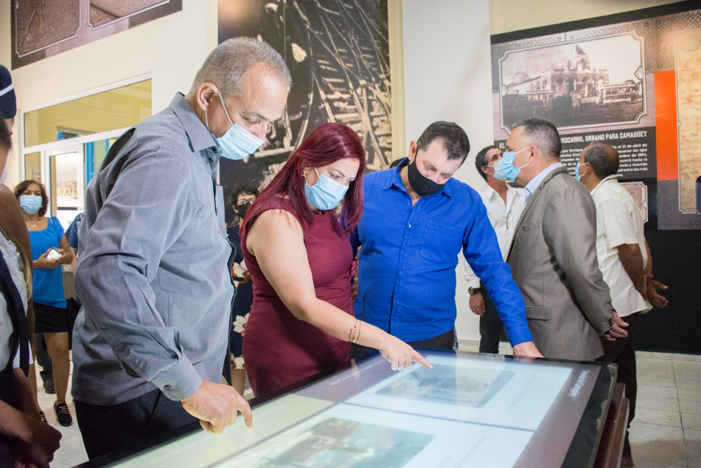 Las principales autoridades de la provincia e invitado participaron de un recorrido guiado por niños en el novedoso espacio que incorpora el uso creativo de las tecnologías para contar la historia.