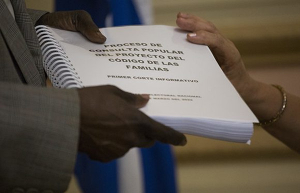 Primer corte con el resultado de las propuestas de los electores en las reuniones de consulta popular del proyecto del Código de las familias. Foto: Irene Pérez/ Cubadebate. Analizan diputados nueva versión del Código de las Familias