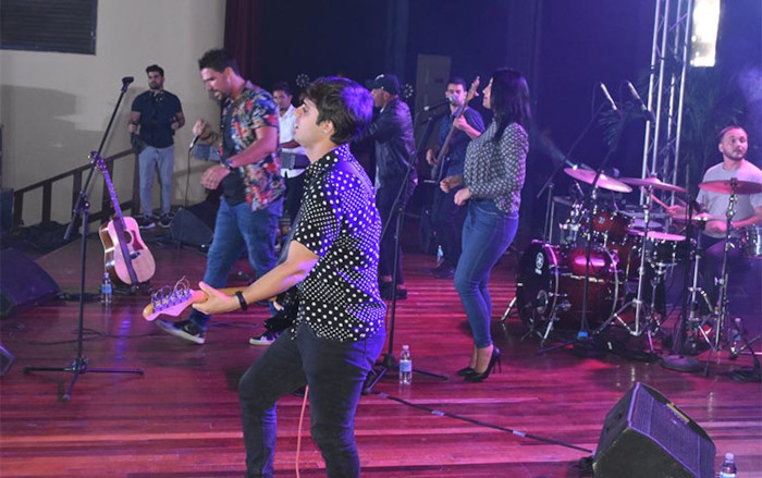 La joven banda alternativa de pop-rock DECUBA durante una presentación en el teatro de la Universidad Central «Marta Abreu» de Las Villas. Liderada por el músico Miguel Díaz-Canel Villanueva la agrupación, con más de tres años de creada, se proyecta hacia la búsqueda de una identidad propia, dada por la fusión de ritmos nacionales. Foto: Tomada de vanguardia.cu El regalo musical DECUBA a la ciudad