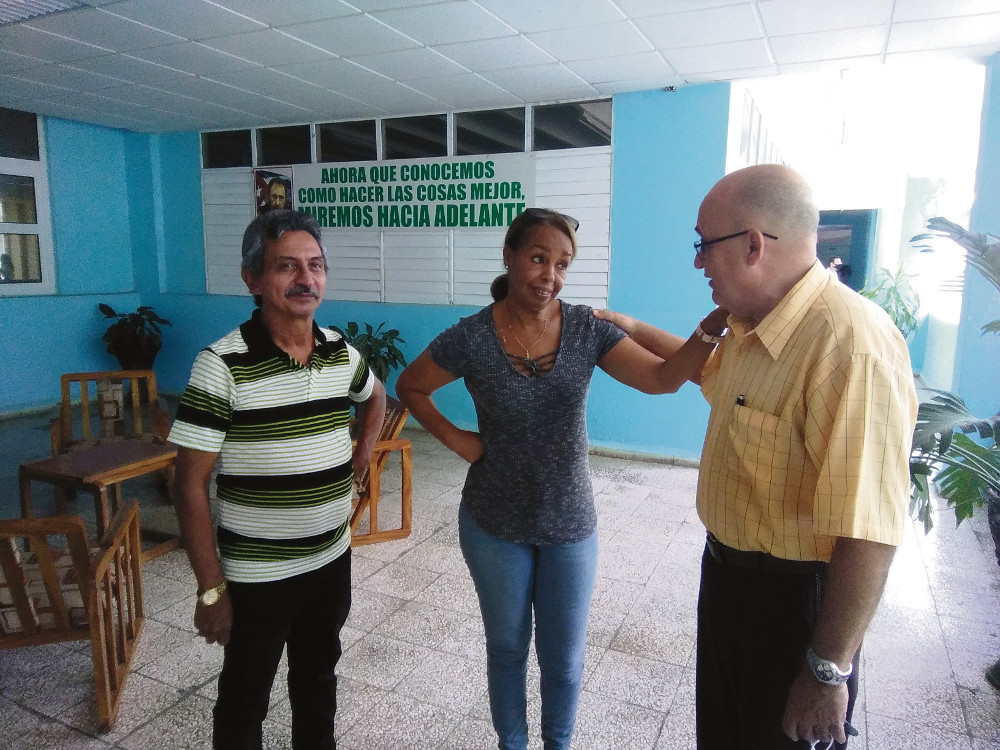 De izquierda a Derecha Enio, Teresita y Enrique en la escuela pedagógica Nicolás Guillén durante un encuentro para celebrar los 50 años del destacamento.Foto: De la autora