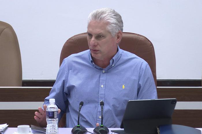 Presidente cubano: Los apagones se van a mantener a causa de roturas en las plantas, déficit de combustible para la generación distribuida y los mantenimientos que se están realizando para entrar al verano en mejor situación. Es importante la precisión con que informemos la programación de esos apagones y la velocidad con que seamos capaces de avisar sobre cualquier situación imprevista que se dé, para que las personas tengan capacidad de maniobrar y de reordenar sus vidas. Foto: Tomada de granma.cu Miguel Díaz-Canel: Se trabaja intensamente para superar las adversidades