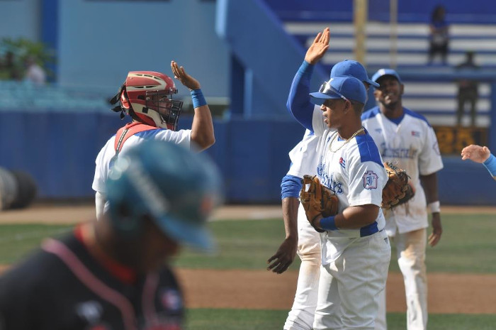 Fotos: Raúl del Pino Salfrán/ Prensa Latina  Industriales deja a Camagüey con el bate al hombro
