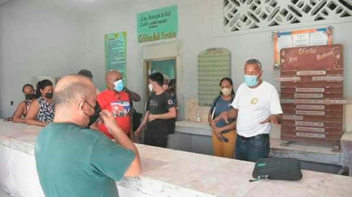 Fotos: Tomadas de acn.cu Visita partidista al consejo popular La Belén