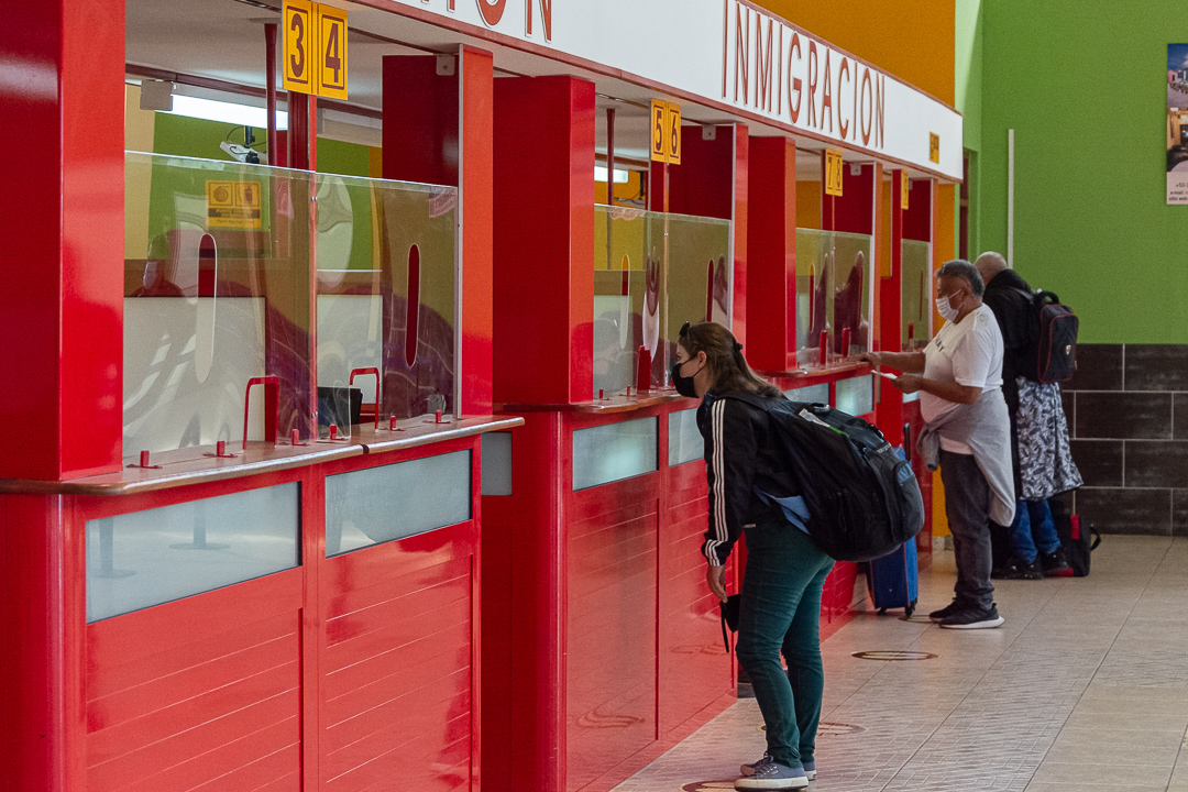 Las tensiones que se vivieron en las últimas semanas en embajadas como las de Panamá y Costa Rica en La Habana fueron causadas por la exigencia de visas de tránsito a pasajeros cubanos, producida por presiones del gobierno de los Estados Unidos. Foto: Leandro Pérez Pérez /Adelante