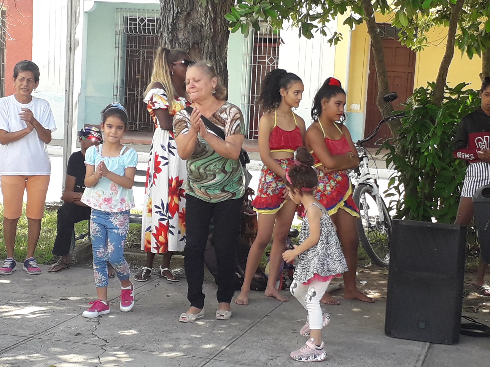 En el Parque de la Constitución con sus nietas.