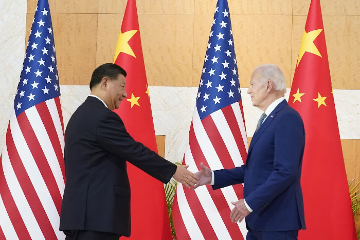 El presidente de Estados Unidos, Joe Biden, a la derecha, estrecha la mano del presidente de China, Xi Jinping, en una reunión en un aparte de la cumbre del G20, el lunes 14 de noviembre de 2022 en Nusa Dua, Bali, Indonesia. Foto: Tomada de sandiegouniontribune.com Xi y Biden: Intercambio de posturas remarcadas