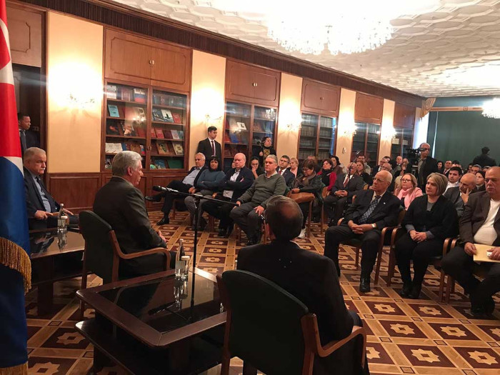 Foto: Tomada de prensa-latina.cu Presidente Díaz-Canel se reunió con cubanos en Moscú