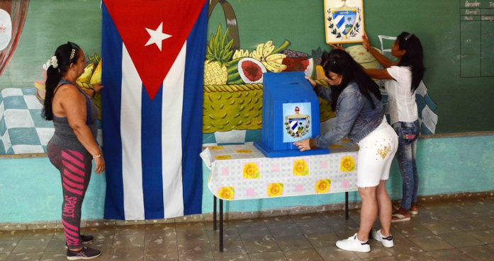 Preparación de los colegios electorales durante la prueba dinámica, para las próximas elecciones de delegados a las Asambleas Municipales del Poder Popular, en Camagüey. Foto: Rodolfo Blanco Cué/ ACN