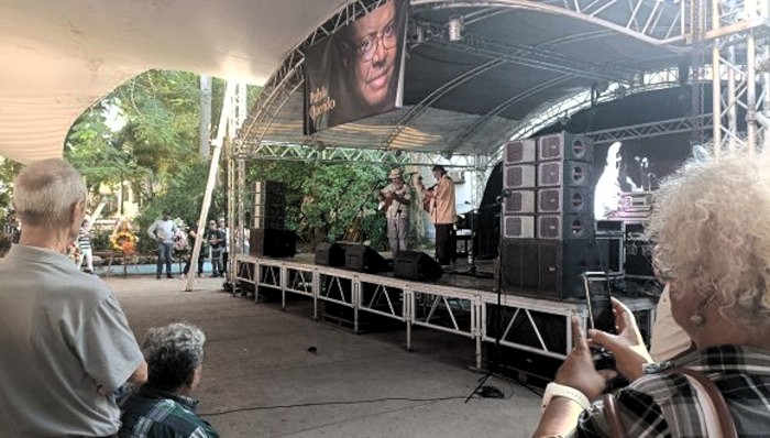 Eduardo Sosa y Pancho Amat actúan en el homenaje a Pablo Milanés. Foto: Thalía Fuentes Puebla/ Cubadebate. Cantata de trovadores cubanos dedicada a Pablo Milanés