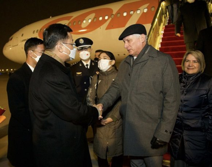 En el aeropuerto internacional fue recibido por Xie Feng, viceministro de Relaciones Exteriores. Foto: @PresidenciaCuba Díaz-Canel en China, última parada de su gira internacional
