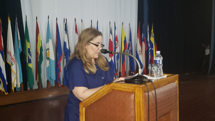 La rectora Yoandra Muro recordó la fundación de la ELAM hace 23 años, ideada por el líder de la Revolución Fidel Castro, tras el desastre que ocasionaron los huracanes Georges y Mitch, durante su paso por Centroamérica y el Caribe en 1998. Foto: Tomada de www.radiohc.cu Delegación de EEUU intercambia con estudiantes de la ELAM