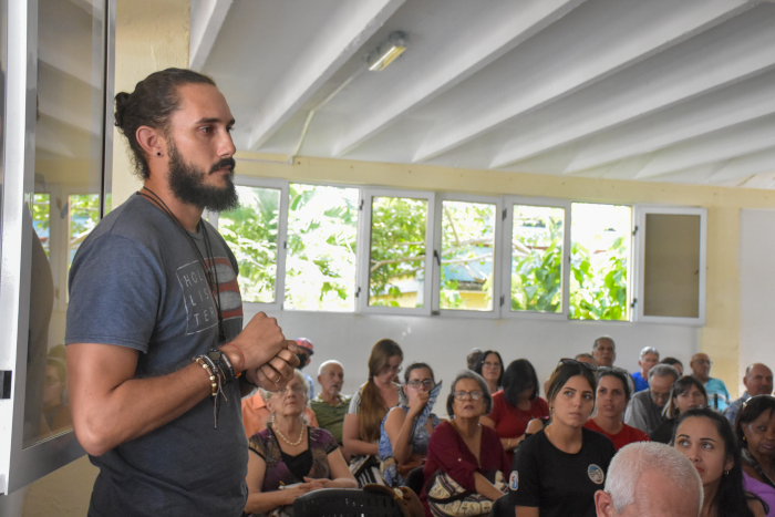 Intercambio entre fundadores, profesores noveles y estudiantes, para compartir experiencias y recordar la importancia de salvaguardar la historia del centro. Fotos: Leandro Pérez Pérez/ Adelante Generaciones