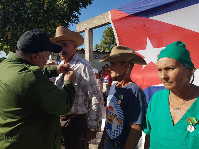 Federico Hernández entrega a trabajadores destacados la distinción Marcos Martí Rodríguez. Foto: Cortesía de Miozotis Fabelo Pinares/ Periodista de Radio Rebelde Homenaje a pie de surco…