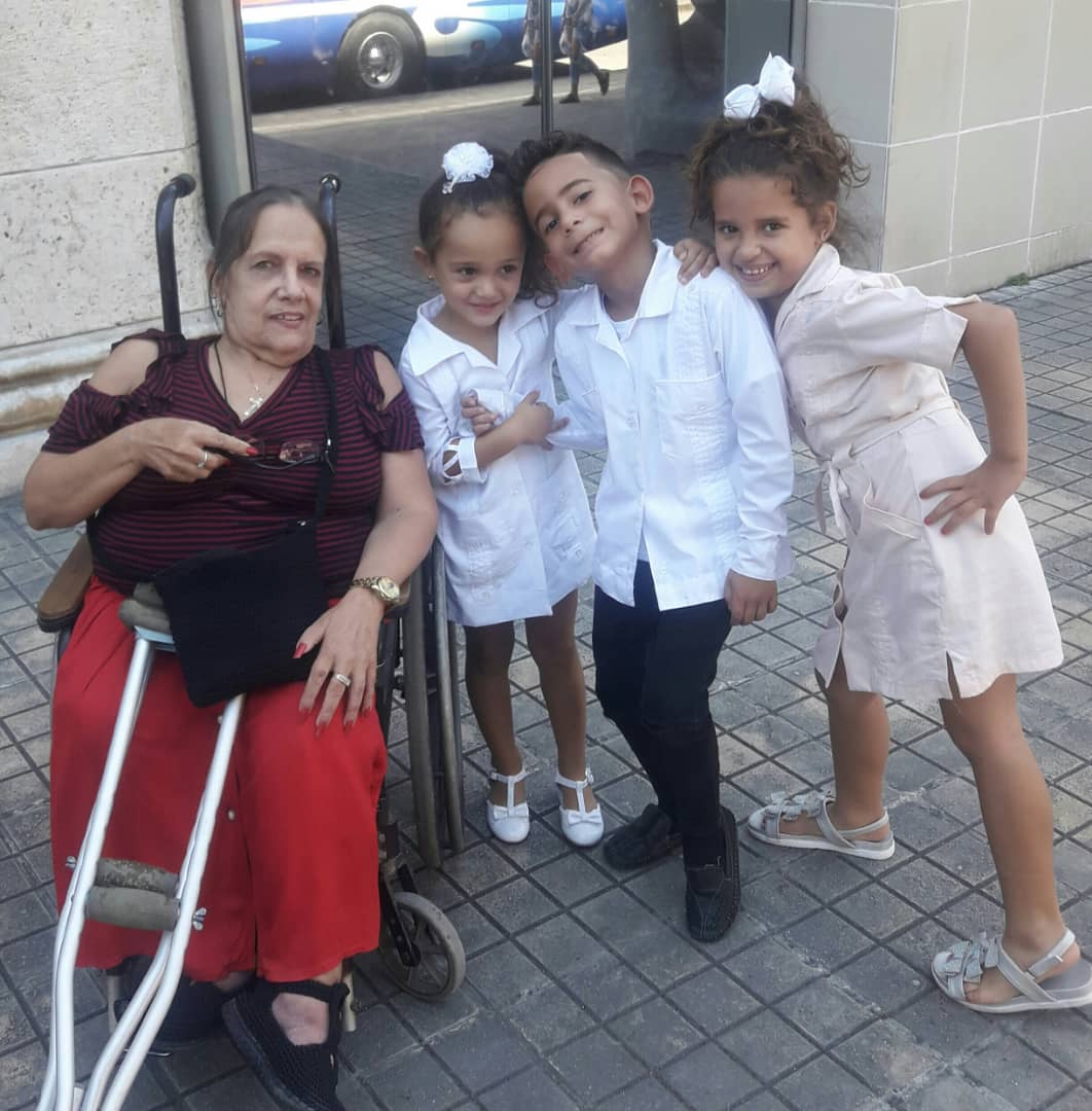 Elenita junto a niños de la Casa de la Décima de Mayabeque. 