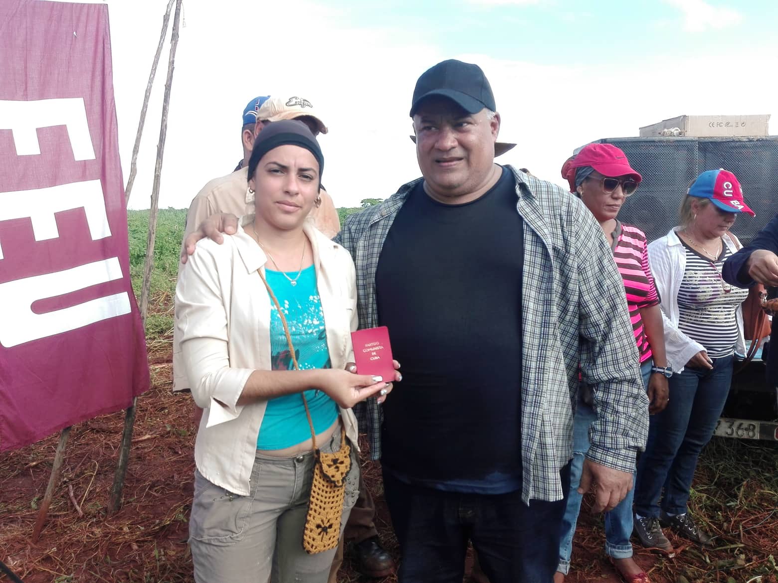 Federico Hernández Hernández, entregó el carné a nuevos miembros de la Unión de Jóvenes Comunistas.