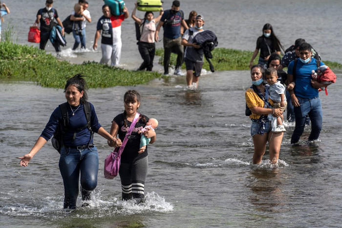 López Obrador: atacar las causas, porque la gente deja sus países por necesidad no por otros problemas. Familias venezolanas cruzan el Río Bravo. Foto: Tomada de elpais.com López Obrador: Visas EEUU ayudarían a solucionar tema migratorio