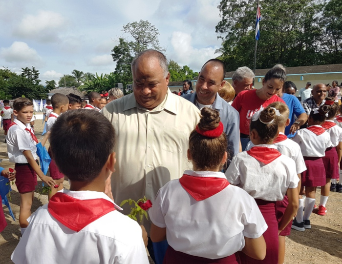 Luego del acto, las autoridades presentes, encabezadas por Federico Hernández Hernández, primer secretario del Partido Comunista de Cuba en Camagüey, intercambiaron con los pioneros e hicieron un recorrido por las áreas de la escuela.  El rojo de Daniel