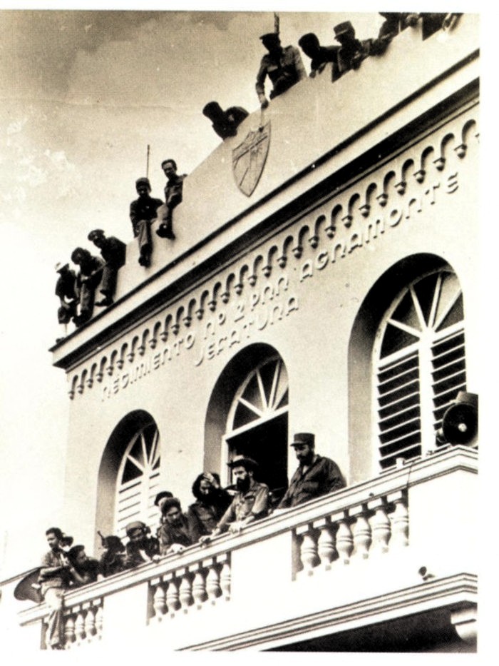 Fidel y Camilo en el balcón del regimiento de la policía de Camagüey el 21 de octubre de 1959