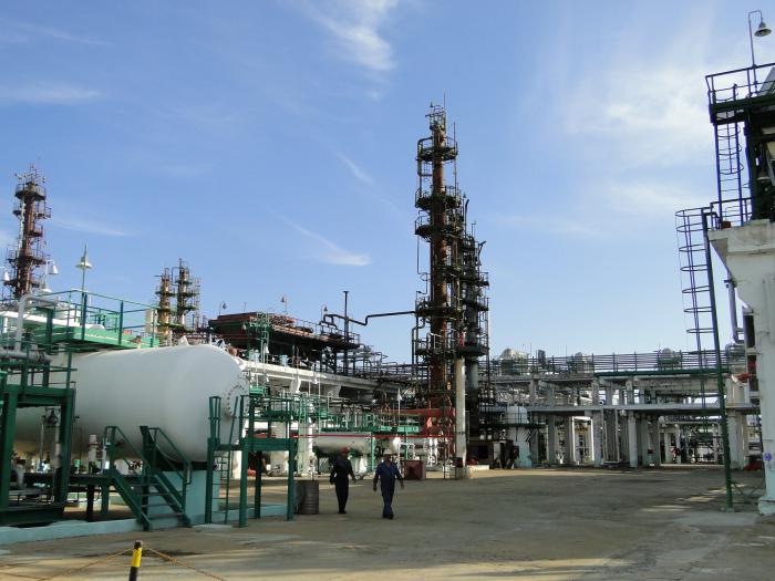 Equipos especializados de otros organismos apoyan en la transportación por carretera hacia todo el país desde la Refinería de Cienfuegos, que cuenta con la materia prima necesaria para la producción de gasolinas y otros productos. Foto: Tomada de granma.cu Cupet informa sobre poca disponibilidad de combustible