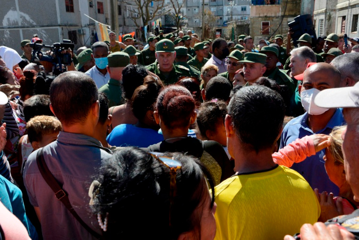 Miguel Díaz-Canel Bermúdez, junto a un equipo de trabajo que le acompaña y autoridades del territorio, intercambia con pobladores de "La Coloma", durante un recorrido por ese poblado pesquero, afectado por el huracán Ian, en Pinar del Foto: Rafael Fernández Rosell/ rrcc Entre todos podemos recuperarnos