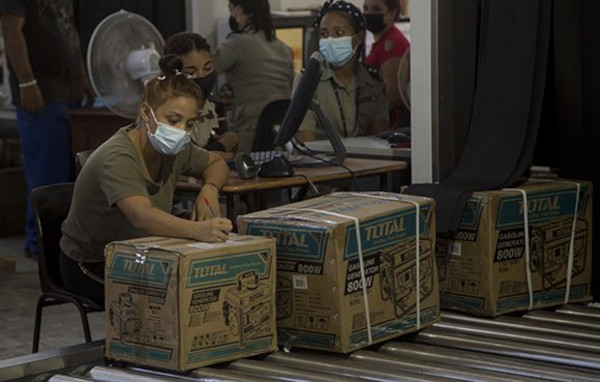 Al cierre del 11 de septiembre existían en el país 108 285 bultos por entregar a la población y, de ellos, 1, 5 por ciento (%) con más de 30 días, cifras que, independientemente de su tendencia a la baja, continúan generando insatisfacciones. Foto: Tomada de cubadebate.cu Evalúa Primer Ministro entrega de paqueterías