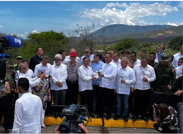 Colombia y Venezuela reabrieron este lunes oficialmente su frontera común, que estuvo cerrada durante siete años, con un acto encabezado por el presidente Gustavo Petro y, por el lado venezolano, el gobernador del estado Táchira, Freddy Bernal, y los ministros de Transportes y de Industria. Foto: Tomada de lapatilla.com Venezuela y Colombia reabrieron sus fronteras