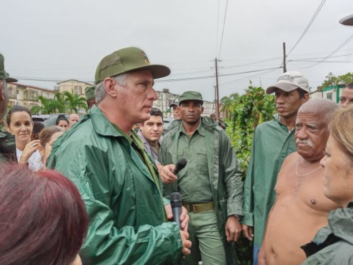 Foto: Tomada de cubadebate.cu Presidente cubano evalúa daños de huracán en Pinar del Río
